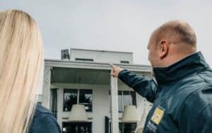 Energiewende im Doppelpack: Wie die bee-doo GmbH Windkraft durch Photovoltaik und Wärmepumpen ergänzt