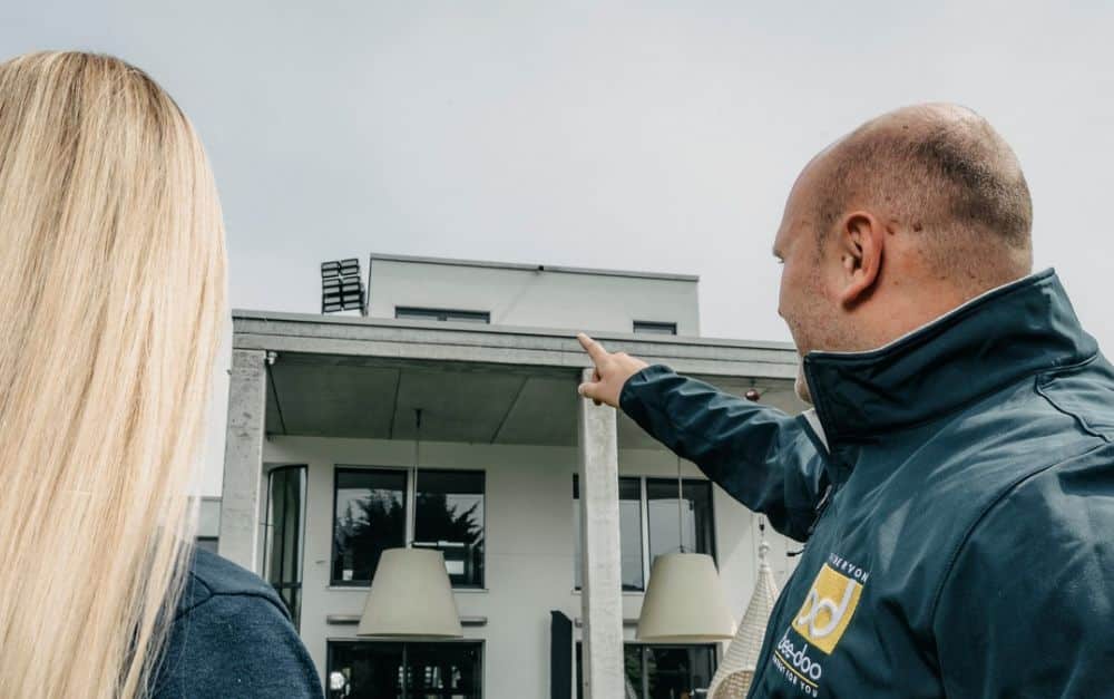 Energiewende im Doppelpack: Wie die bee-doo GmbH Windkraft durch Photovoltaik und Wärmepumpen ergänzt